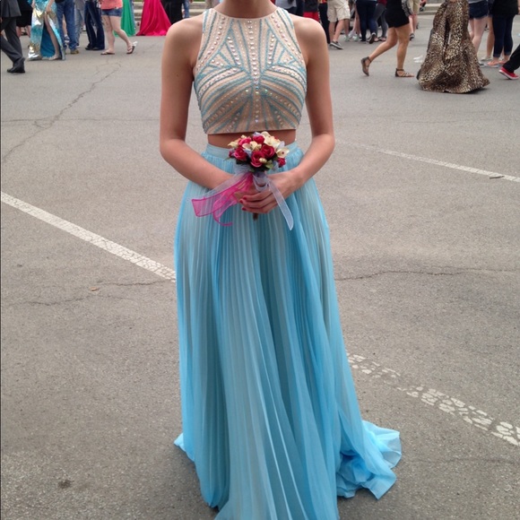 Two-Piece Mac Duggal Prom dress - Picture 2 of 4